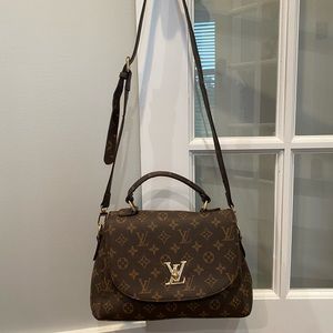 NWOT Shoulder strap handbag